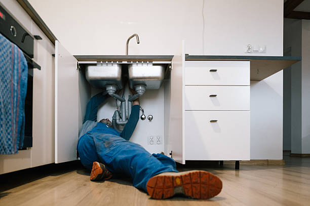 Professional Emergency Plumber technician working in Jewett, OH